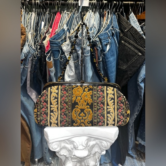 Vintage TAPESTRY carpet bag Fuzzy Velvet Floral beaded top handle frame bag - Picture 7 of 8